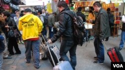 約10名香港網民響應號召，拖著行李篋在旺角逛街，抗議大陸自由行遊客太多