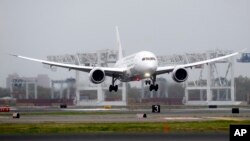 日本航空公司的波音客机在波士顿机场降落(资料照片)