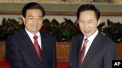 中國領導人胡錦濤(左)2009年10月10日在北京會晤到訪的南韓總統李明博