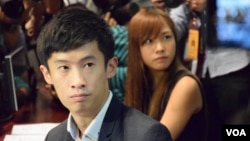 梁頌恆及游蕙禎成功進入立法會會議廳 (美國之音湯惠芸拍攝）