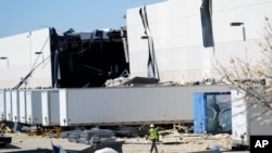 ຄວາມເສຍຫາຍຕໍ່ສາງແມ່ນເຫັນໄດ້ຫຼັງຈາກພະຍຸເຄື່ອນທີ່ຜ່ານວັນອັງຄານ, 4 ມີນາ 2025, ໃນເມືອງ Lewisville, Texas. (ພາບ AP/LM Otero)