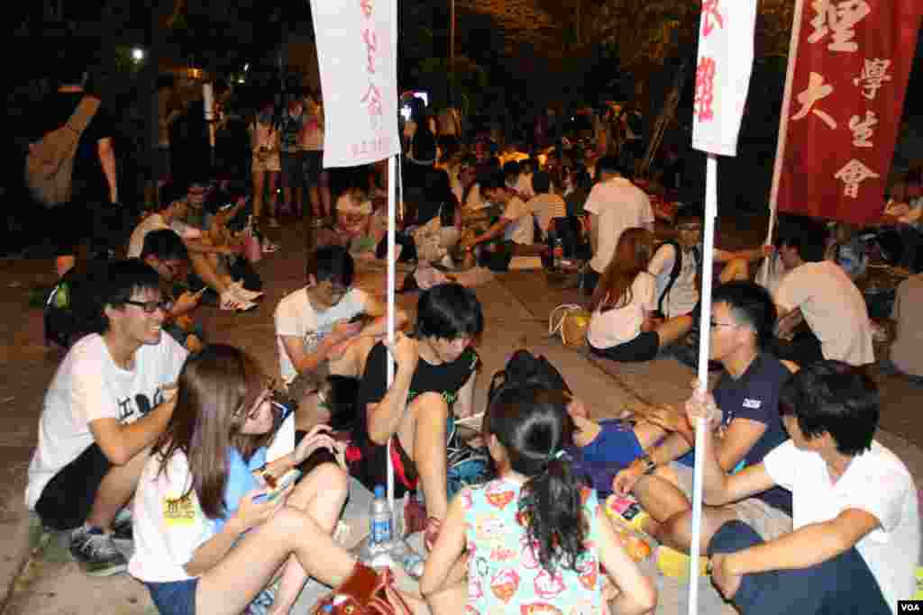 学联发起抗议梁振英拒绝对话公民抗命游行和留守礼宾府（美国之音图片/海彦拍摄）