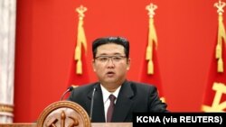 北韓領導人金正恩在平壤慶祝勞動黨成立76週年的會議上講話。 （2021年10月11日）