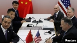 美國國務卿蓬佩奧（右）與中國外長王毅（左）2019年8月1日在泰國曼谷舉行的東盟外長會議期間舉行會晤。