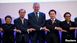 俄羅斯外長拉夫羅夫在馬尼拉與東盟國家外長手拉手。（2017年8月6日）