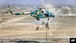 資料照片：俄羅斯國防部新聞局公佈的照片顯示，在中俄寧夏聯合軍演期間，軍人們從一架中國軍用直升機索降。 (2021年8月13日)