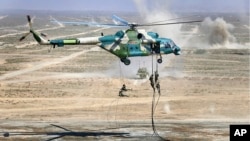 资料照：中俄军队在宁夏举行联合军演期间中国军人从直升机上进行登陆演习。（2021年8月13日）