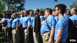 支持同性婚姻的人士在联邦最高法院前同唱国歌（美国之音亚微2015年拍摄