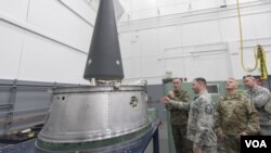 美軍高級官員2016年11月2日參觀洲際核導彈運載裝備 （美國軍方照片）