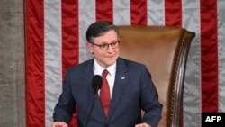 第119屆美國國會週五(1月3日)正式展開議期並宣誓就職，共和黨聯邦眾議員麥克·約翰遜(Mike Johnson)順利贏得議長職位。