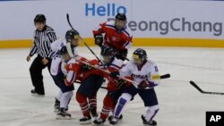 2017年4月6日兩韓女子冰球對壘資料照。