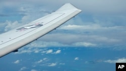 ເຮືອ​ບິນສອດ​ແນມ P-8A Poseidon ຂອງ ສະ​ຫະ​ລັດ ບິນ​ຢູ່​ໃກ້​ກັບ​ໂຄ​ງ​ສ້າງ ແລະ ຕຶກ​ຂອງ ຈີນ ຢູ່​ເກາະ​ທຽມ Fiery Cross Reef ໃນ​ໝູ່​ເກາະ Spratly ໃນ​ທະ​ເລຈີນ​ໃຕ້, 20 ມີ​ນາ 2022.