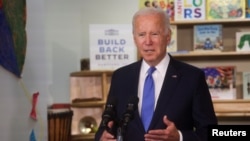 美国总统拜登在康涅狄格州哈特福德的儿童发展中心发表演讲，宣传他的“重建得更好议程”。（2021年10月15日）。