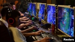 中國安徽省阜陽的一家網吧內年輕人在玩電子遊戲。（2018年8月20日）