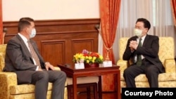 台灣外長吳釗燮（右）9月18日在台北賓館會晤到訪的美國國務次卿克拉奇。 （照片來源：台灣外交部）