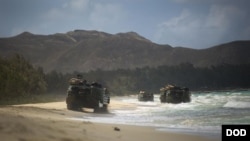 在美軍於夏威夷主板的美軍太平洋司令部兩棲領導人研討會期間，美國海軍陸戰隊的兩棲突擊車行進在灘頭。（2015年5月19日）