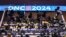 2024 年 8 月 19 日，民主黨全國代表大會 (DNC) 第一天在伊利諾州芝加哥聯合中心，各大傳媒在採訪區內設立的攝影機。(法新社照片)