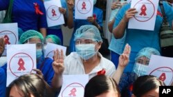 缅甸仰光教育大学的教师们在仰光集会，抗议军方发动政变（2021年2月5日）