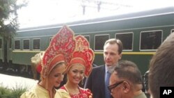 北韓領導人金正日8月21日在俄羅斯西伯利亞地區接受傳統的面包和鹽的禮遇