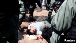 香港防暴警察在香港島中心地區拘捕反政府示威者。 （2019年11月13日）