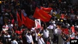 緬甸抗議者星期三在仰光舉行反對軍政府的大規模示威活動。 （2021年2月17日）