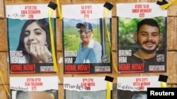 路易斯·黑爾（Louis Hare，中）出現在一幅被哈馬斯綁架的以色列人質告示中。黑爾在2024年2月12日以色列一次突襲行動中獲救。（路透社）