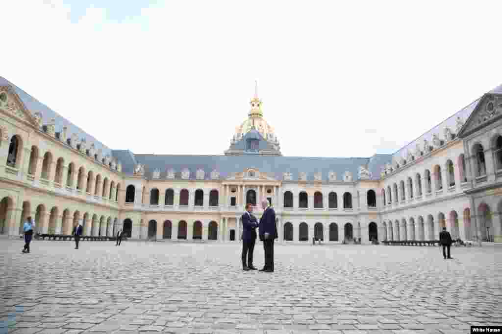 2017年7月13日，美国总统川普和法国总统马克龙在巴黎的军事博物馆——荣誉军人院