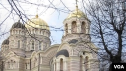 波羅的海國家拉脫維亞的主要東正教堂-聖誕基督大教堂位於里加市中心，政府內閣大樓對面，歸屬於俄羅斯東正教會管轄。(美國之音白樺拍攝)