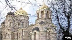 波羅的海國家拉脫維亞的主要東正教堂-聖誕基督大教堂位於里加市中心，政府內閣大樓對面，歸屬於俄羅斯東正教會管轄。 (美國之音白樺拍攝)