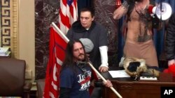 國會警察局的視頻顯示，來自佛羅里達州坦帕的保羅·阿拉德·霍奇金斯站在美國參議院議事廳內。(2021年1月6日)