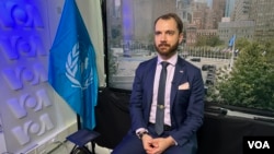 美国国务院中文发言人贾博(Jakob Lengacher)在美国之音(VOA)联合国纽约总部的演播室接受采访。(2025年9月24日)