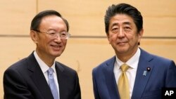日本首相安倍晉三在東京會見到訪的中共中央政治局委員、國務委員楊潔篪。 （2020年2月28日）