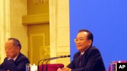 中國總理溫家寶在北京人民大會堂主持記者會