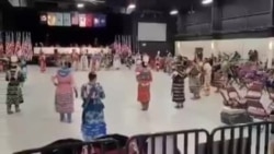 ນາງ ມາລາຍ ແຂ່ງຂັນເຕັ້ນຊົນເຜົ່າອາເມຣິກັນພື້ນເມືອງ.