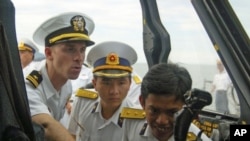 峴港 (7月16日) 鍾雲號反潛直昇機駕駛員向越南海軍軍官介紹SH-60B Seahawk海鷹直昇機。