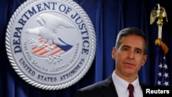 代理聯邦檢察官孟德爾在被控內幕交易的俄商克柳申從瑞士被引渡至美國後對媒體講話。(2021年12月20日)