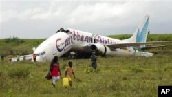 失事飛機滑出跑道。