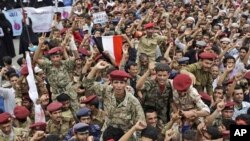 叛逃的也門軍隊士兵與反政府示威者在首都薩那遊行要求總統薩利赫下台