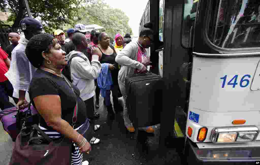 Residents of the Far Rockaway section of New York City crowd onto a bus as they evacuate the area ahead of Hurricane Irene, 27 August 2011. (Reuters Image)