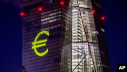德國法蘭克福歐洲中央銀行大樓上的歐元符號。 (2021年12月30 日)