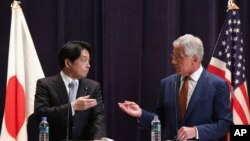 美國國防部長哈格爾 (右) 與日本防衛相小野寺五典 (左)