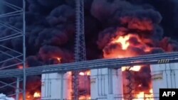 На цьому відео, взятому з роздаткового матеріалу, оприлюдненого МНС Росії 19 січня 2024 року, показано, як рятувальники гасять пожежу на нафтобазі після атаки українського безпілотника в Клинцях Брянської області. (Фото: AFP / Роздатковий матеріал / МНС Росії)