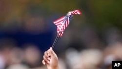 2024年11月6日，賀錦麗的支持者在華盛頓霍華德大學校園揮舞美國國旗，等待賀錦麗抵達並發表總統大選敗選演說。