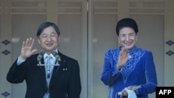 2月23日是日本德仁天皇的65歲生日，他與雅子皇后在東京的皇宮陽台上向祝福者致意。