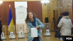 烏克蘭加入北約會引起俄羅斯激烈反應，很多烏克蘭僑民目前在俄羅斯定居。2014年烏克蘭議會選舉時，烏克蘭僑民在莫斯科的烏克蘭大使館投票。(美國之音白樺拍攝) 