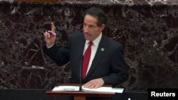 美國眾議院首席彈劾經理傑米·拉斯金(D-MD)指著他剛剛播放的一段視頻，視頻中特朗普的支持者衝進美國國會大廈 。美國參議院開始對美國前總統唐納德·特朗普進行第二次彈劾審判，罪名是煽動對美國國會大廈的致命襲擊。 （2021年2月9日）