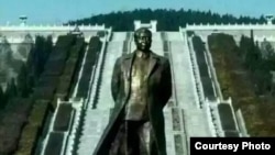 华国锋铜像 (图片来自互联网)