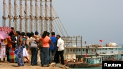 一批斯里蘭卡訪客觀看中國船在漢班托塔港口作業(2010年3月24日)