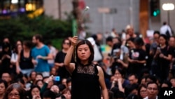 2019年6月14日，一名女子手持鮮花，與數百名母親一起抗議《逃犯條例》修法。