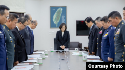 台灣總統蔡英文3日召開國防軍事會談，與會人士為日前直升機失事遇難人員默哀(台灣總統府提供)